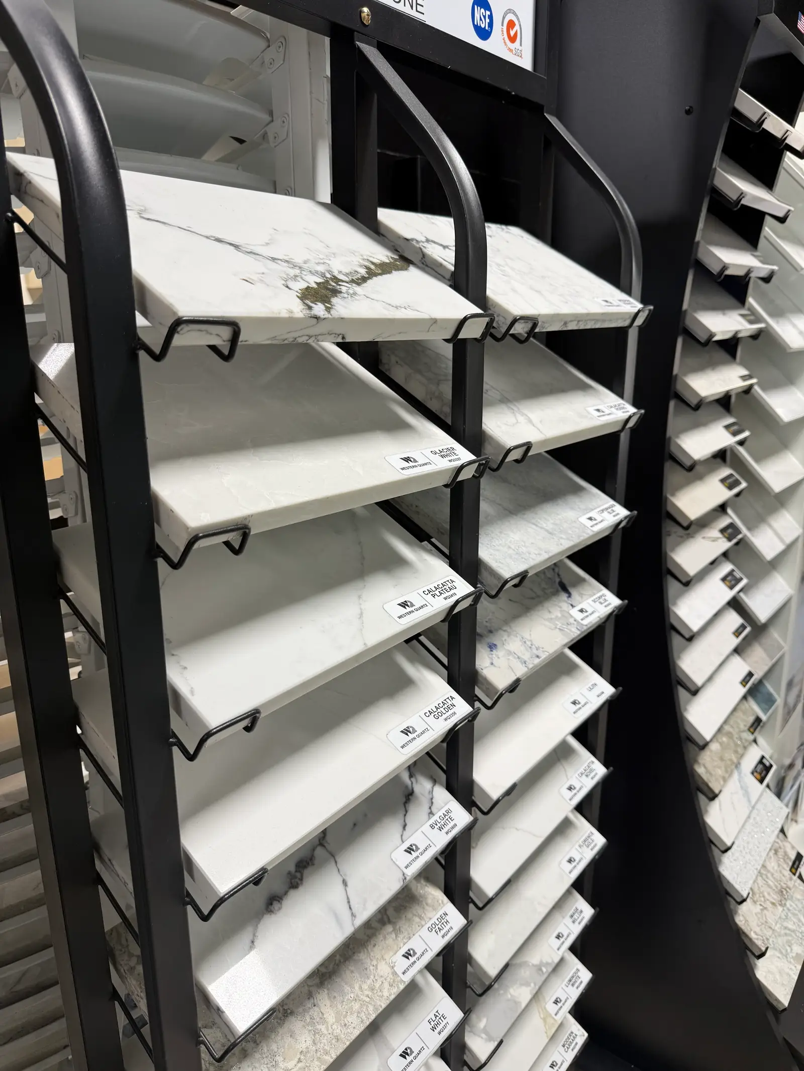 Quartz sample rack with white and grey veined finishes