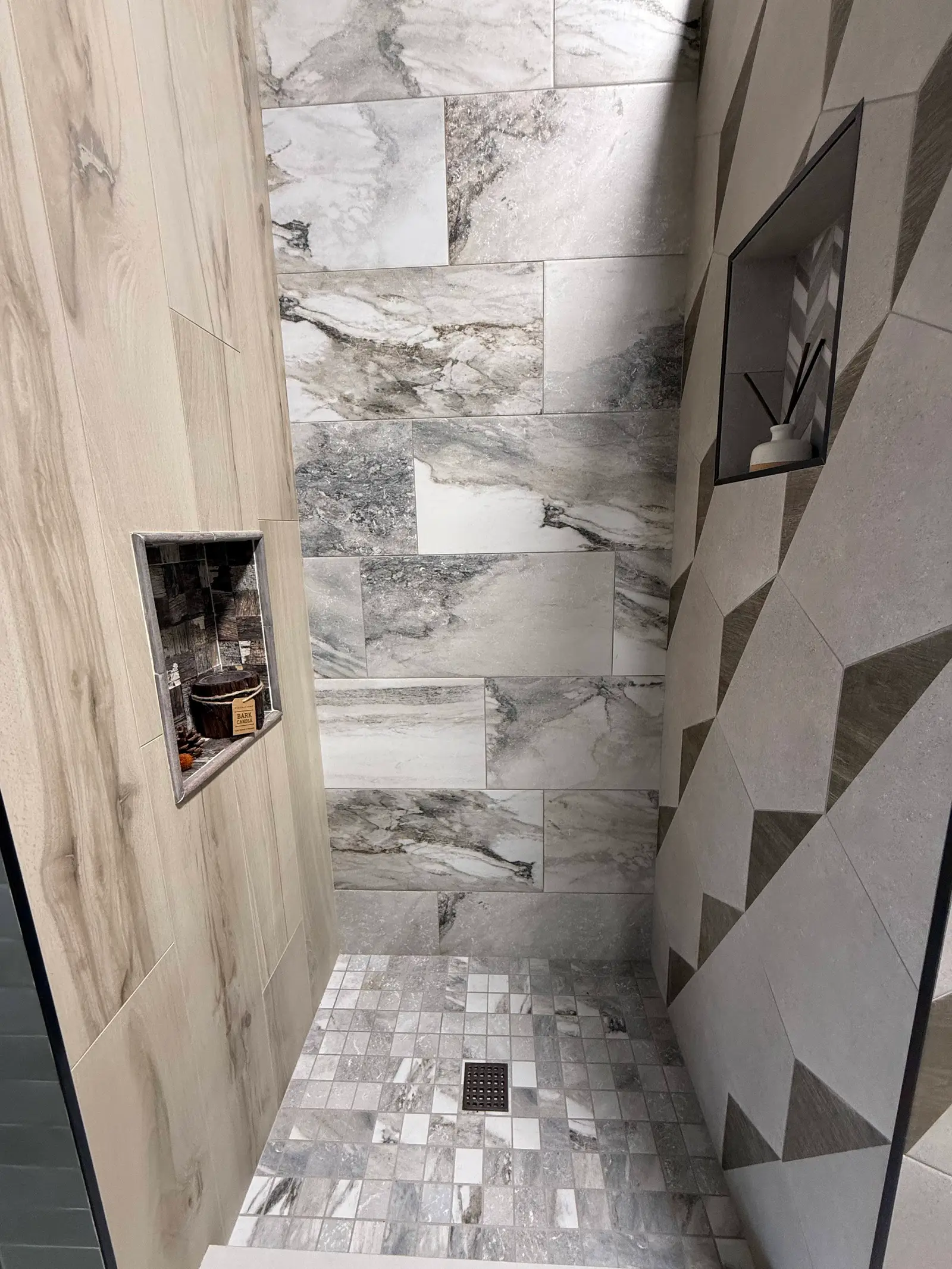 Shower with marble-look porcelain walls and a geometric accent