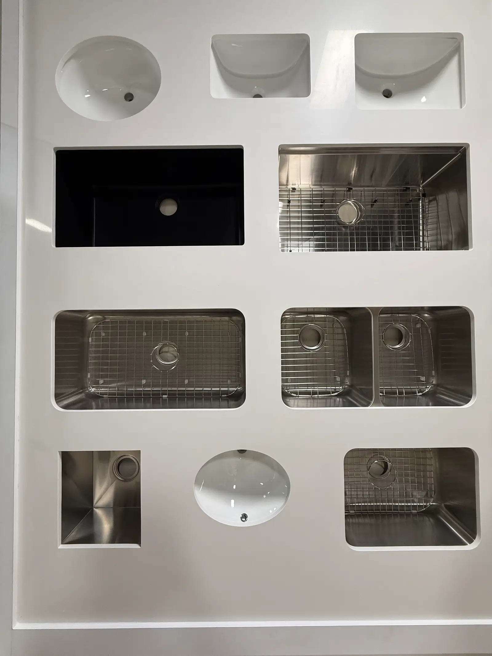 Undermount sinks in stainless steel, porcelain and black composite